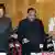 Pakistans Präsident Mamnoon Hussain (Mitte) nimmt den Amtseid von Premier Imran Khan (links) (Foto: picture alliance/AP Photo/Press Information Department)