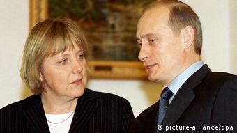 Ο Πούτιν υποδέχεται τη Μέρκελ στη Μόσχα το 2002 (picture-alliance/dpa)