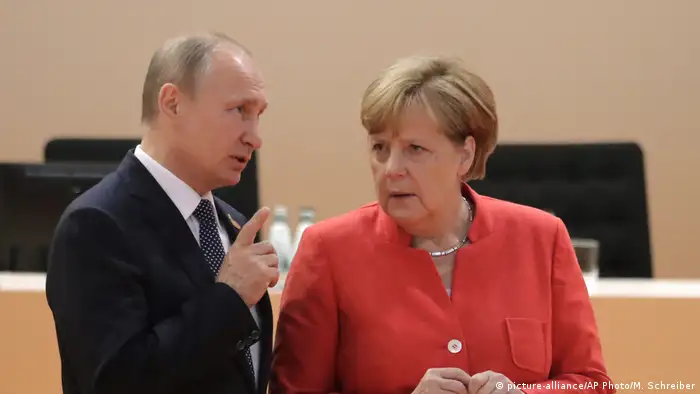 G20-Gipfel in Hamburg Merkel und Putin (picture-alliance/AP Photo/M. Schreiber)