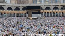 17.08.2018, Saudi-Arabien, Mekka: Muslimische Pilger beten vor dem Hadsch am Heiligtum Kaaba in der großen Moschee. Der Hadsch ist die jährliche islamische Pilgerfahrt, bei der Muslime aus aller Welt in die heilige Stadt Mekka strömen. Der diesjährige Hadsch findet vom 19.08.-24.08.2018 statt. Foto: Saudi Press Agency/dpa +++ dpa-Bildfunk +++ |