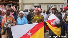 Titel: FNLA militants march against the leadership of Lucas Ngonda
Was zu sehen ist: Militants protesting in front of FNLA party headquarters in Luanda Wann und wo: Luanda, Angola / 18th August 2018
Copyright: Borralho Ndomba - DW