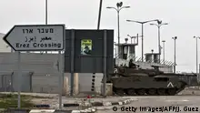 ARCHIV****
November 21, 2012. - An Israeli army tank is seen along the Erez crossing passage along the southern Israeli border with the Palestinian Gaza Strip on November 21, 2012. UN Secretary General Ban Ki-moon arrived in Cairo for talks with President Mohamed Morsi, the Egyptian leader's office said, amid efforts to broker a truce in Gaza. AFP PHOTO / JACK GUEZ (Photo credit should read JACK GUEZ/AFP/Getty Images)