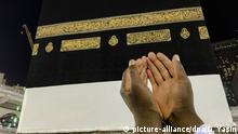 17.08.2018, Saudi-Arabien, Mekka: Ein muslimischer Pilger betet vor der Hadsch und reckt dabei seine Hände in Richtung Kaaba. Der Hadsch ist die jährliche islamische Pilgerfahrt, bei der Muslime aus aller Welt in die heilige Stadt Mekka strömen. Der diesjährige Hadsch findet vom 19.08.-24.08.2018 statt. Foto: Dar Yasin/AP/dpa +++ dpa-Bildfunk +++ |