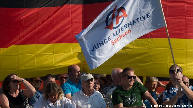 Das sind die Aktivisten hinter der NSDAP-Flagge von der AfD-Wahlparty