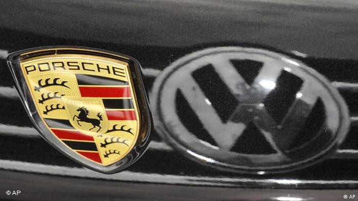 A Porsche SE controla o Grupo Volkswagen, e o Grupo Volkswagen é  dono da montadora Porsche AG
