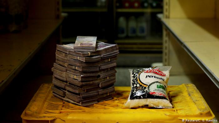 A package of 1kg of rice is pictured next to 2,500,000 bolivars