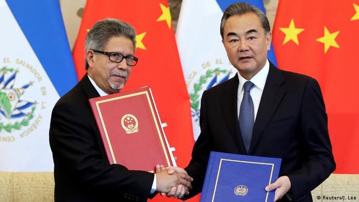 China Carlos Castaneda und Wang Yi unterzeichnen Vertrag in Peking