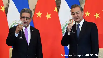 China Carlos Castaneda und Wang Yi unterzeichnen Vertrag in Peking