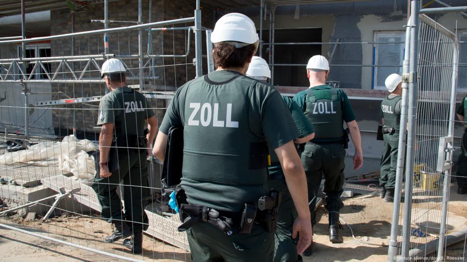 Sužbenici Uprave carine kontrolišu gradilište: rad na crno široko je rasprostranjen u građevinskoj industriji (arhivska fotografija)