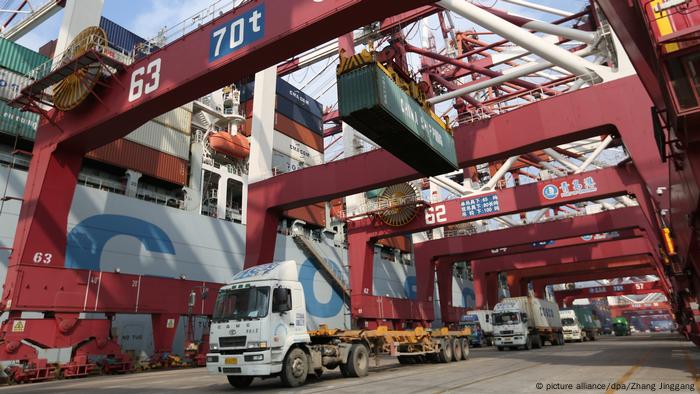 Symbolbild China - USA Strafzölle | Container (picture alliance/dpa/Zhang Jinggang)