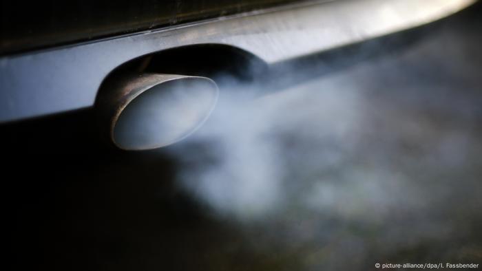 Auto-Auspuff, aus dem Abgase kommen (picture-alliance/dpa/I. Fassbender)