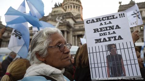 Protesta contra Cristina Fernández en 2018. Un cartel dice: "Cárcel a la reina de la mafia".