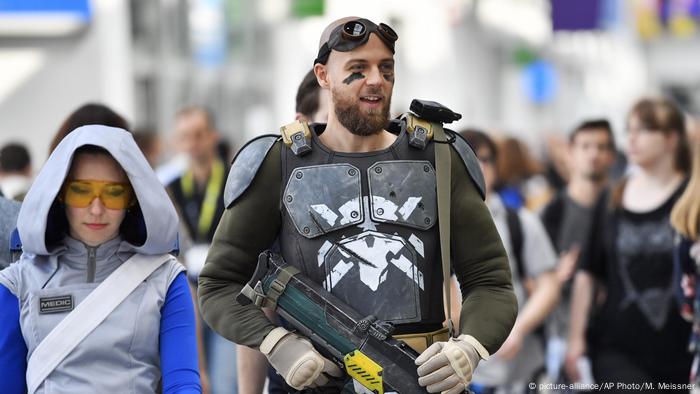 Nicht alle Besucher der Gamescom sind in Zivil.  Viele von ihnen sind Cosplayer, also Fans, die sich als Computerspielfiguren verkleiden.  Selbst für die Kreativsten gibt es ein paar Einschränkungen – echte Waffen oder ihnen ähnelnde Nachbildungen können nicht Teil des Kostüms sein. 