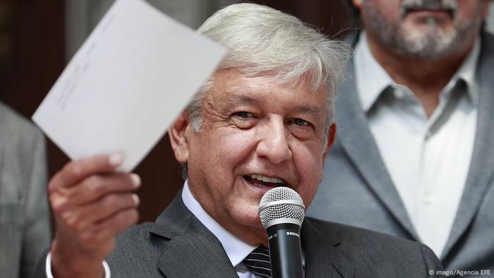 La Cámara de Diputados de México aprobó en lo general una ley que pone barreras salariales a los funcionarios públicos, de manera que ninguno pueda ganar más que el presidente. Con 433 votos a favor, nueve en contra y una abstención, la Ley Federal de Remuneraciones de Servidores Públicos fue avalada el jueves, pero 17 artículos fueron a discusión. (14.09.2018).