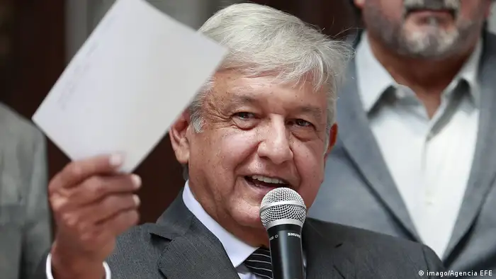La Cámara de Diputados de México aprobó en lo general una ley que pone barreras salariales a los funcionarios públicos, de manera que ninguno pueda ganar más que el presidente. Con 433 votos a favor, nueve en contra y una abstención, la Ley Federal de Remuneraciones de Servidores Públicos fue avalada el jueves, pero 17 artículos fueron a discusión. (14.09.2018).