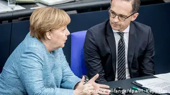 Deutschland Berlin Bundestag Angela Merkel und Heiko Maas