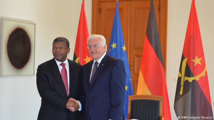 João Lourenço, presidente de Angola, saluda al presidente federal de Alemania, Frank-Walter Steinmeier. 