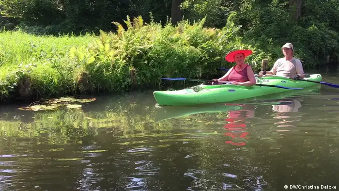 Canoeing in the Spreewald (DW/Christina Deicke)