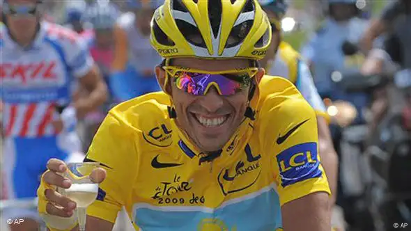 Alberto Contador strahlt auf der letzten Etappe mit einem Sektglas in der Hand