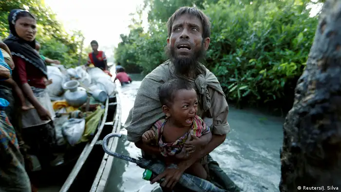 Geflüchtete Rohingya überqueren die Grenze nach Bangladesch