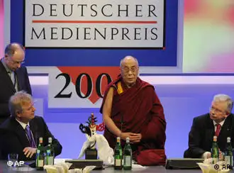 资料图片：达赖喇嘛今年二月在德国巴登－巴登接受德国媒体奖
