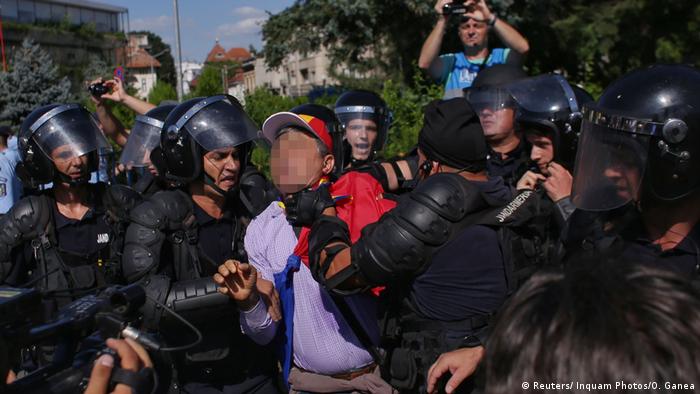 Rumänien Polizei geht gegen Demonstranten vor