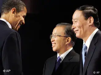 奥巴马与中方代表戴秉国和王岐山握手致意
