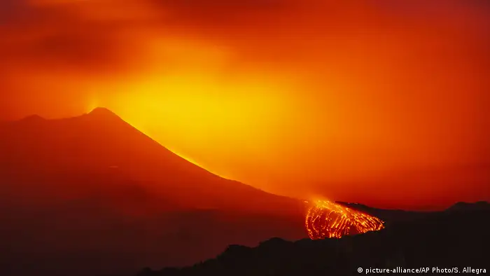 Italien Sizilien Ätna-Vulkan-Ausbruch (picture-alliance/AP Photo/S. Allegra)