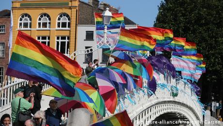 Irland Besuch Papst Franziskus | LGBT-Protest (picture-alliance/empics/N. Carson)