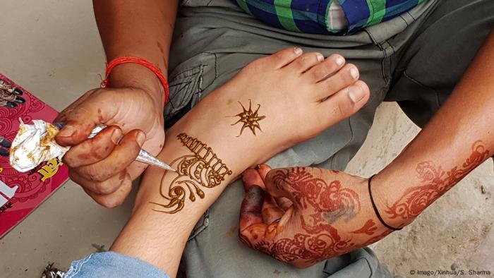 A girl gets a henna tattoo ( (Foto: Imago/Xinhua/S. Sharma).