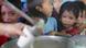 Kinder in Manila stehen Schlange vor einem Suppenkessel. (Foto: AP) Kinder in Manila stehen Schlange vor einem Suppenkessel. (Foto: AP)