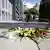 Flores y velas fueron depositadas en el lugar donde murió el joven de 35 años.