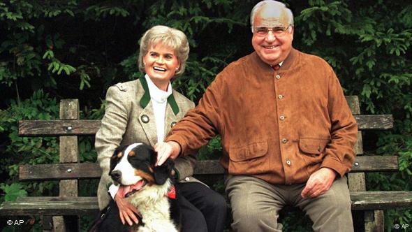Bundeskanzler Helmut Kohl rastet mit Ehefrau Hannelore und dem Berner Sennenhund Felix 1996 nach einer Wanderung in der Naehe ihres Urlaubsdomizils am Wolfgangsee auf einer Bank. (AP Photo/Uwe Lein)