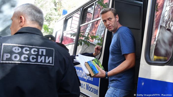 Алексей Навальный выходит из автозака в день задержания 27 августа