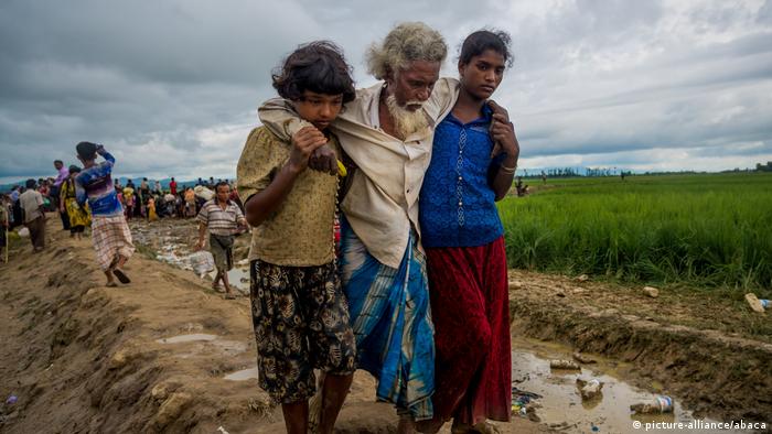 Рохінджа тікають від військової операції у М'янмі (архів)