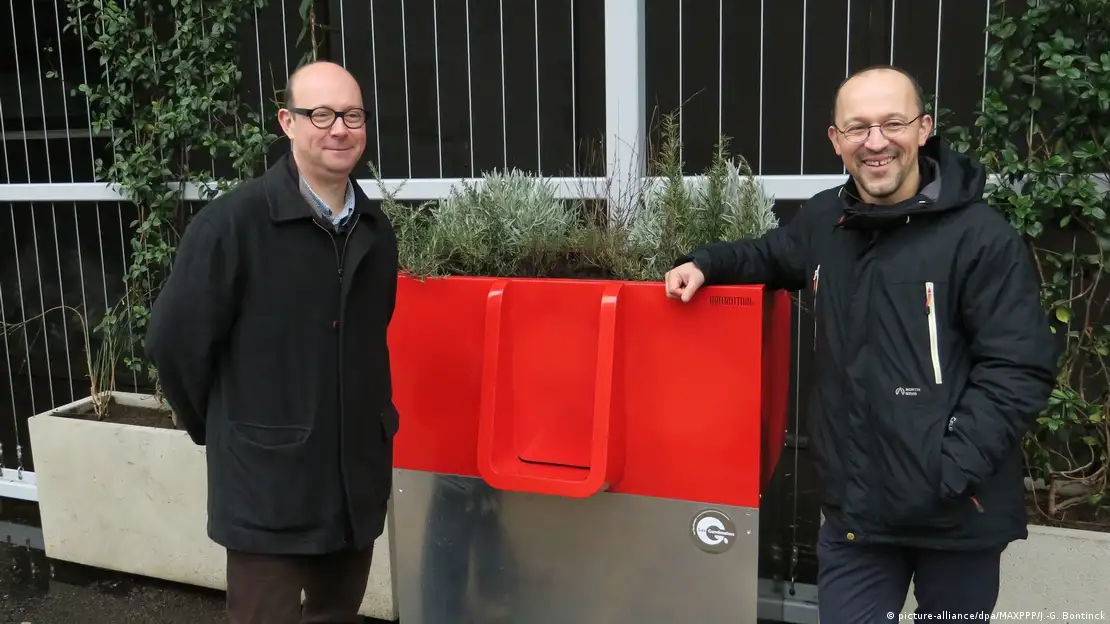 Freiluft-Urinal in Paris sorgt fr Hme