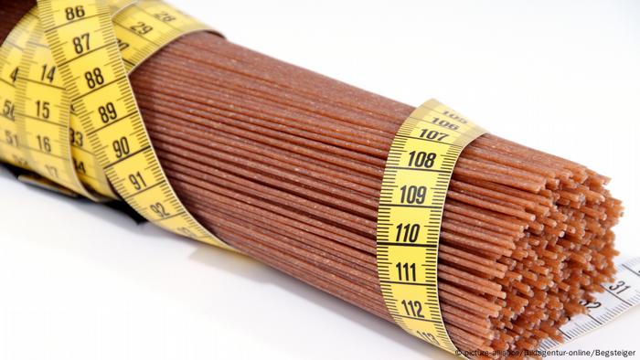 Symbolic image High-fiber diet - whole grain spaghetti with measuring tape (picture-alliance/Bildagentur-online/Begsteiger)