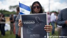 30/07/18.- Periodista del diario La Prensa muestra una edición del periódico en un plantón por la libertad de prensa. Carlos Herrera