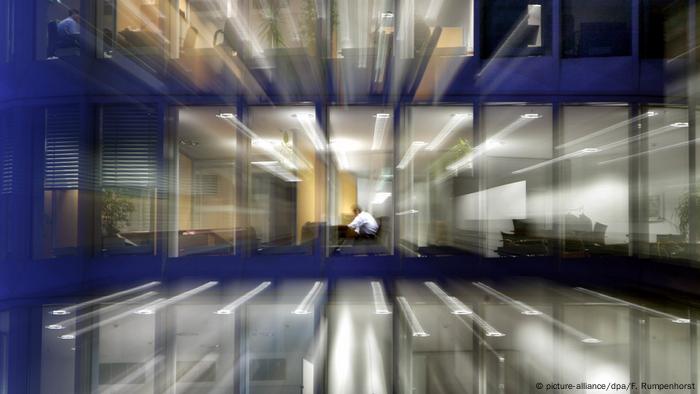 Einer ist im Büro, der Rest im Homeoffice? Blick in ein Bürohaus