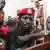 Uganda - Bobi Wine (Sänger) mit Krücken in Gerichtssaal in Gulu