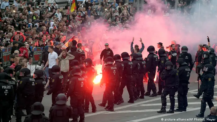 Deutschland Demonstration der rechten Szene in Chemnitz (picture-alliance/AP Photo/J. Meyer)