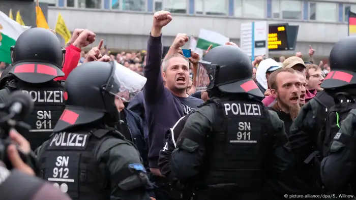 Deutschland Demonstration der rechten Szene in Chemnitz (picture-alliance/dpa/S. Willnow)
