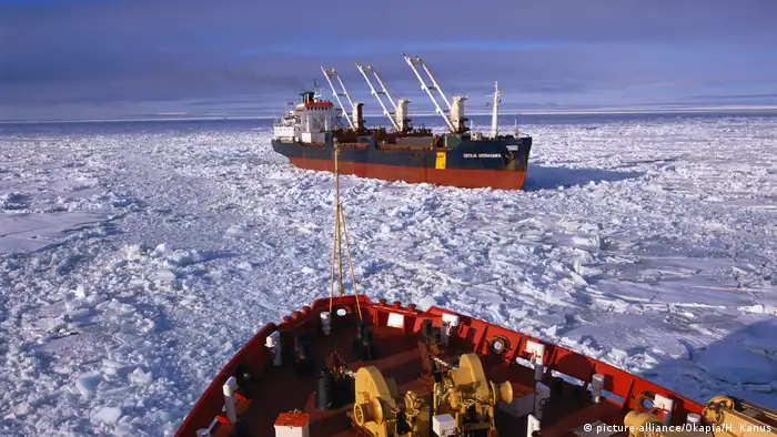 Schiffe im Nordpolarmeer (picture-alliance/Okapia/H. Kanus)