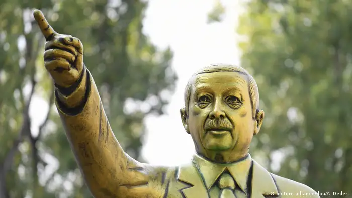 Deutschland, Wiesbaden: Goldene Erdogan-Statue auf dem Platz der Deutschen Einheit