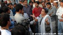 epa03707507 Shireen Mazari (C-R), a leader of Imran Khan's Pakistan Tehreek-e-Insaf PTI party, speaks with journalists during a protest against the Mutahida Qaumi Movement (MQM) political party following the killing of PTI's senior leader Zahra Shahid, in Islamabad, Pakistan, 19 May 2013. Zahra Shahid Hussain, senior party vice president in the country's Sindh province, was shot dead by three gunmen outside her house in an upmarket neighbourhood late 18 May. PTI head Imran Khan promptly accused the MQM and its chief Altaf Hussain, who lives in London, of the killing. Khan said the British government did nothing to stop the expatriate Hussain, who had openly threatened to kill PTI workers and incite violence. EPA/W. KHAN +++(c) dpa - Bildfunk+++ |