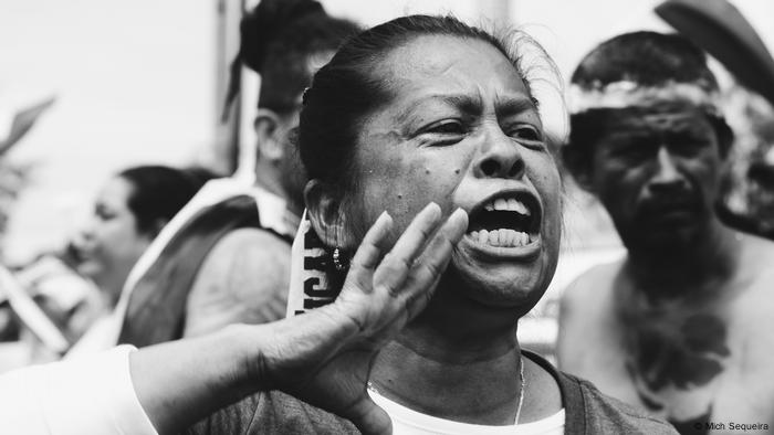 Exposición fotgráfica Miradas en Resistencia Gritamos por Nicaragua, Mujer en manifestación (Mich Sequeira)