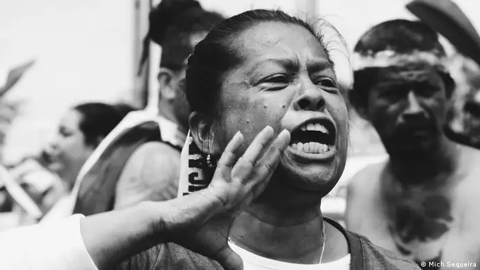 Exposición fotgráfica Miradas en Resistencia Gritamos por Nicaragua, Mujer en manifestación (Mich Sequeira)