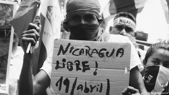 Exposición fotográfica Miradas en Resistencia. Muchacho sostiene rótulo que dice Nicaragua libre (Mich Sequeira).