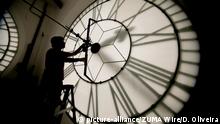 18.02.2018
February 18, 2018 - Sao Paulo, Brazil - a watchmaker sets the a giant clock, Brazil's summer time began on October 15 and ends today at the Lingua Portuguesa museum at the Luz train station in SÃÂ£o Paulo, Brazil, on the 18th February 2018 |
