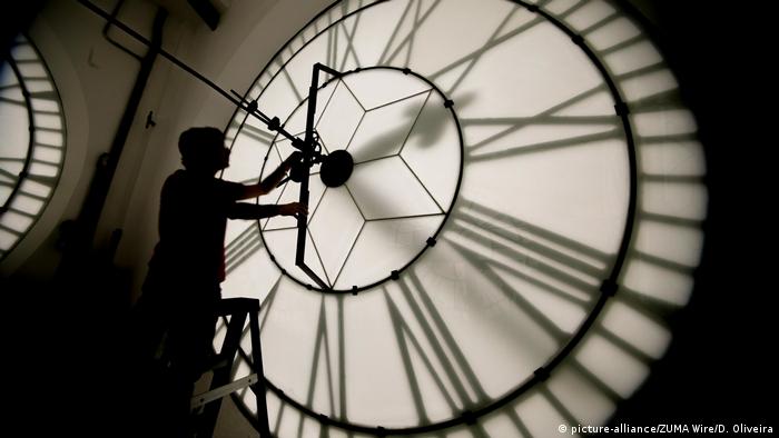 Європа відмовляється від переведення годинників двічі на рік